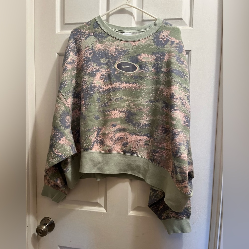 Nike cropped multiple color crew neck sweatshirt. Women’s size XL